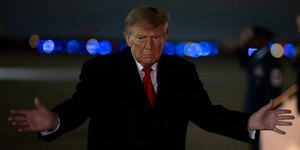Trump evita apoiar Flávio como "verdadeiro presidente" do Brasil