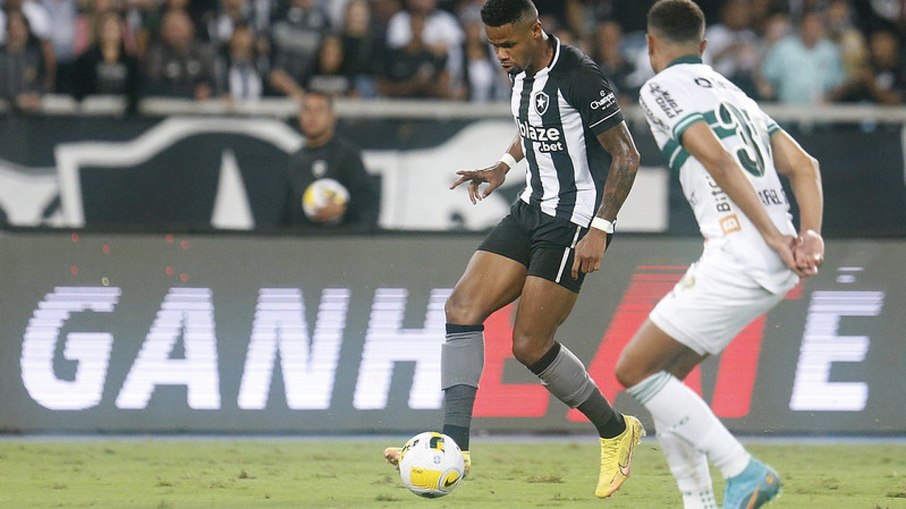 Luís Castro criticou escolha de atacante do Botafogo em partida