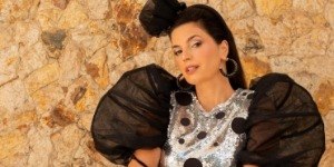 Emanuelle Araújo celebra tradição do Bola Preta no Carnaval