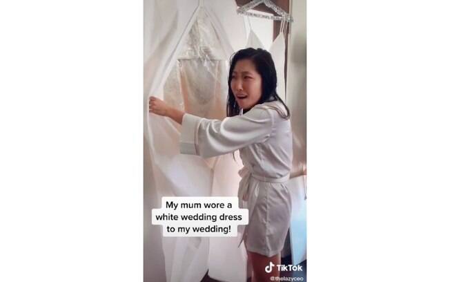 Esta noiva foi ver qual o vestido que a mãe usaria em seu casamento e teve uma surpresa