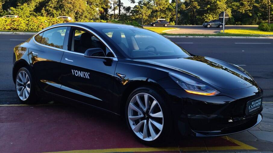 Tesla Model 3 é um dos elétricos mais sofisticados que podem ser alugados hoje em dia no Brasil