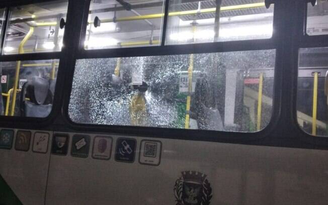 Vandalismo: ônibus de Campinas são atingidos por pedras na D. Pedro