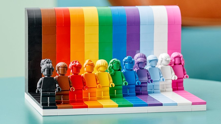 LEGO enfrenta ataques de conservadores por campanha para público LGBTQ+ 