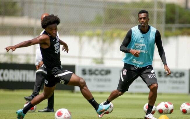 Jô se recupera de problemas no joelho e volta a treinar no Corinthians