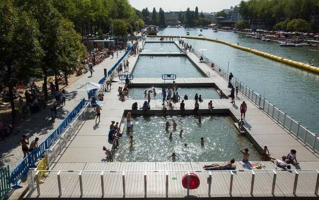 A prefeitura de Paris instalou piscinas públicas no Rio Sena para diminuir o calor dos moradores A prefeitura de Paris instalou piscinas públicas no Rio Sena para diminuir o calor dos moradores
