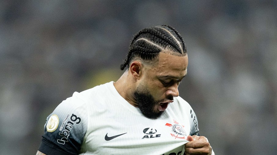 Memphis Depay marcou dois gols na vitória do Corinthians