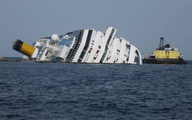 O cruzeiro Costa Concordia ficou ancorado por dois anos na ilha de Giglio até ser transportado para passar por desmanche