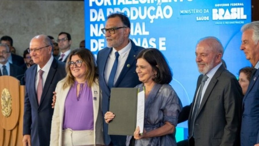 O Governo Federal anunciou a incorporação da primeira vacina brasileira contra a dengue no Sistema Único de Saúde (SUS). A cerimônia, que aconteceu no Palácio do Planalto, teve a presença do presidente Luiz Inácio Lula da Silva e de Nísia Trindade, que seria demitida do ministério da Saúde horas depois. O Governo Federal anunciou a incorporação da primeira vacina brasileira contra a dengue no Sistema Único de Saúde (SUS). A cerimônia, que aconteceu no Palácio do Planalto, teve a presença do presidente Luiz Inácio Lula da Silva e de Nísia Trindade, que seria demitida do ministério da Saúde horas depois.
