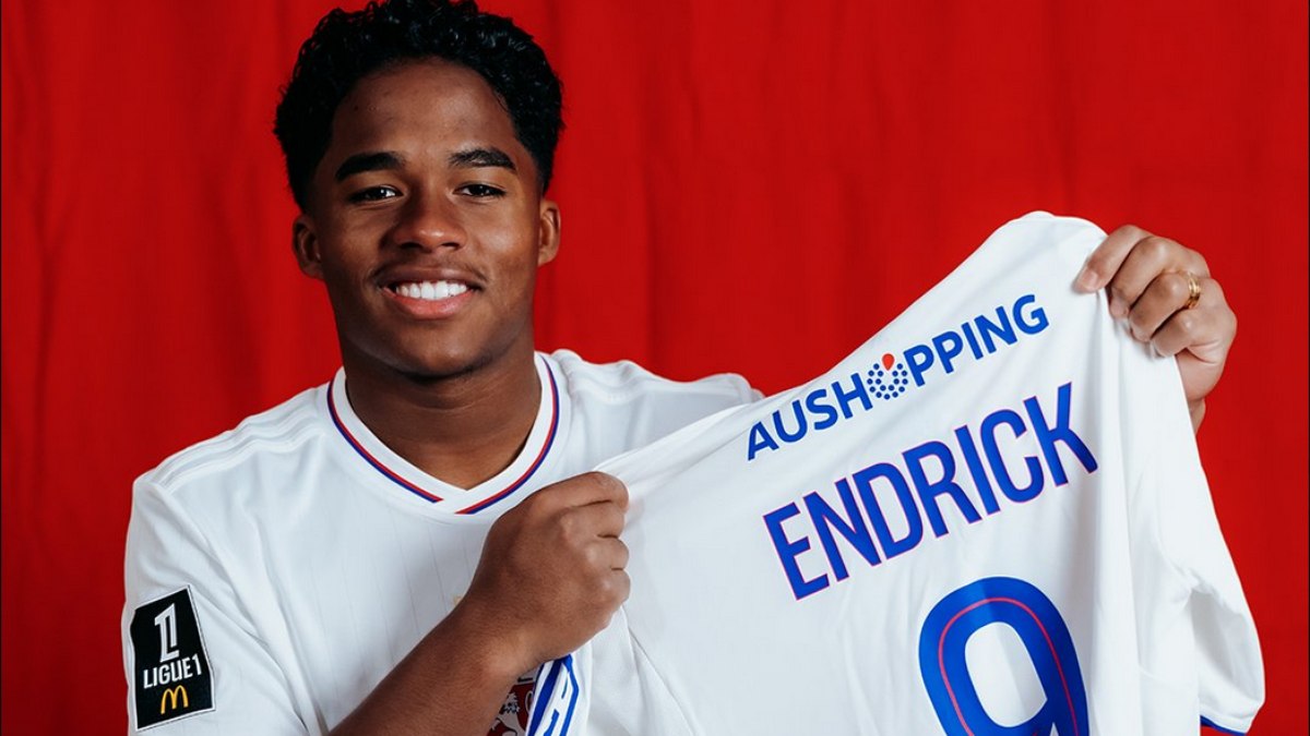 Endrick posa com camisa do Lyon Endrick posa com camisa do Lyon