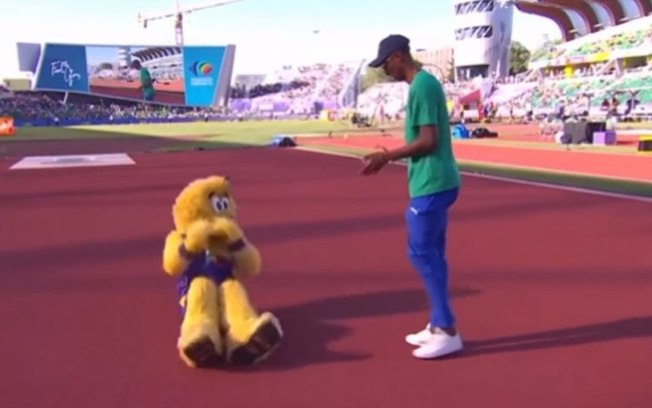 Alison dos Santos faz passinho com mascote do Mundial de Atletismo
