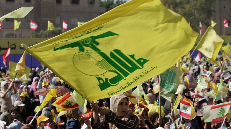 Libanesa segura bandeira do Hezbollah durante marcha em Tyre para marcar o 6º aniversário da retirada de Israel do sul do Líbano depois de 18 anos de ocupação (25/5/2006)