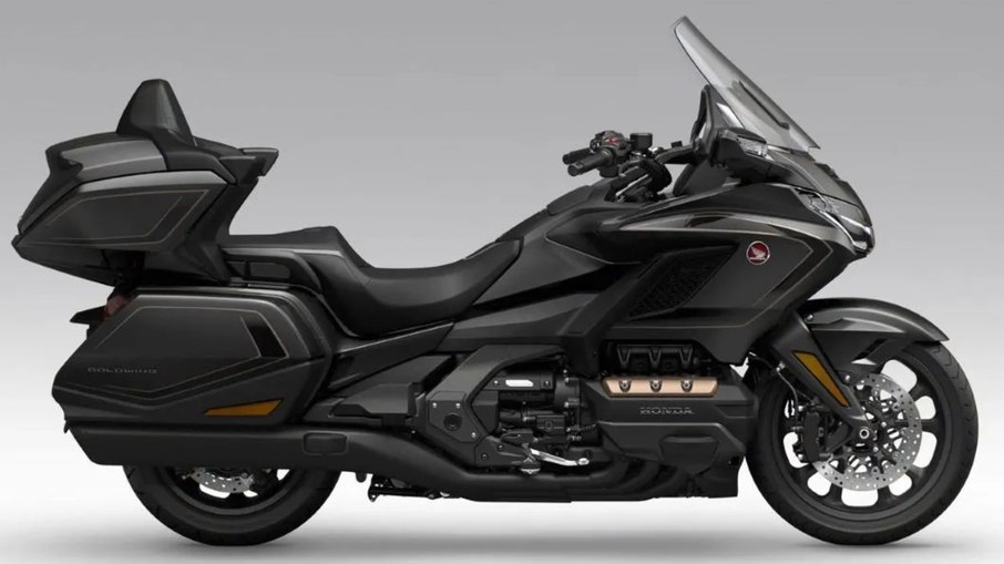 Honda Gold Wing Tour 2026 na nova cor preta mantém motor boxer de 1.833 cc e câmbio DCT