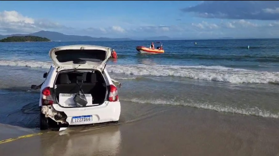 Carro abandonado durante fuga do motorista para o mar Carro abandonado durante fuga do motorista para o mar