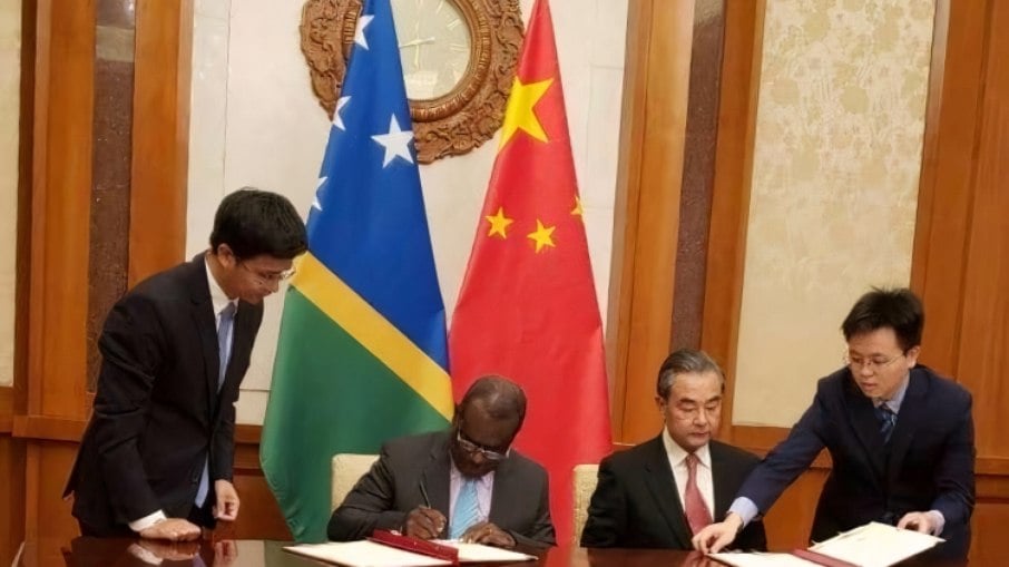 Jeremiah Manele (Ministério do Planeamento do Desenvolvimento e Coordenação da Ajuda) e Wang Yi (Vice-Ministro das Relações Internacionais) assinam o comunicado