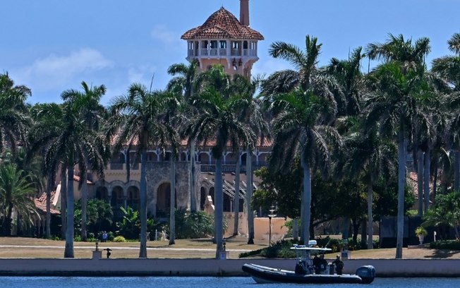 Policiais fazem a segurança de Mar-a-Lago, na Flórida, onde o primeiro-ministro israelense, Benjamin Netanyahu, se encontra com o ex-presidente dos EUA, Donald Trump, em 26 de julho de 2024