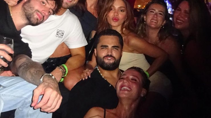 Anitta%20ostenta%20romance%20e%20divers%C3%A3o%20com%20amigos%20na%20Europa