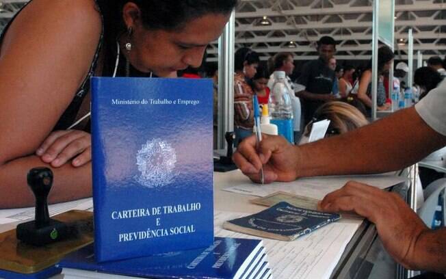 Brasil cria 99.232 vagas com carteira em novembro, 8º mês seguido no azul