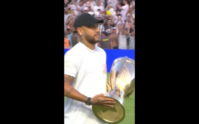 Neymar entra em campo com a Taça do Paulistão