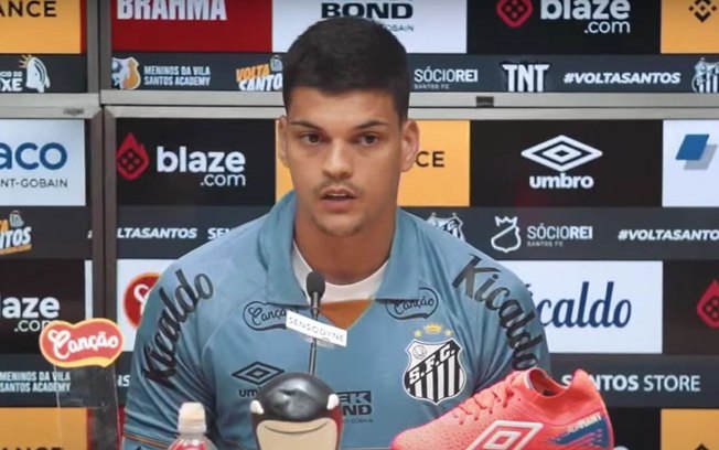 Brazão durante a sua apresentação no Santos