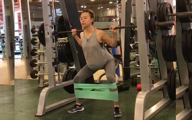 Grávida de gêmeos, Li Feina causou polêmica nas redes sociais ao praticar exercícios pesados aos nove meses de gestação