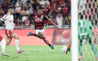 Flamengo finaliza muito, mas garante placar mínimo contra o Inter