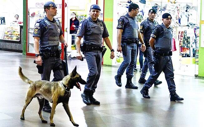 Policiais de ROTA (boina preta) e Canil (boina cinza) patrulhando em conjunto no Terminal Rodoviário do Tietê