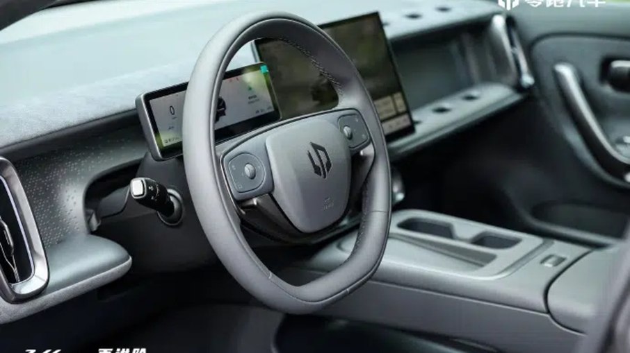 Cabine do Leapmotor B05 Ultra traz interior revisto e solução de comando mais limpa na versão topo.