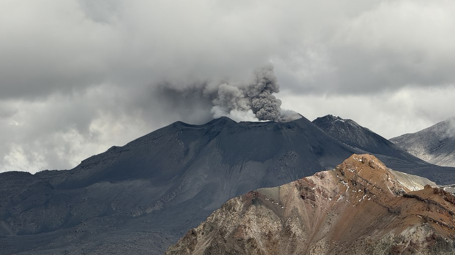 Vulcão Sabancaya que está em erupção no Peru Vulcão Sabancaya que está em erupção no Peru