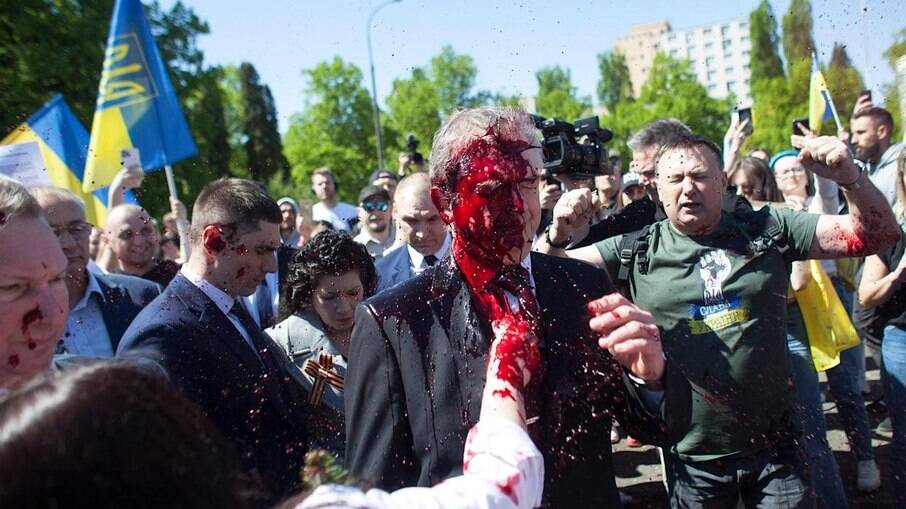 Embaixador russo, Sergey Andreev, é atingido por tinta vermelha