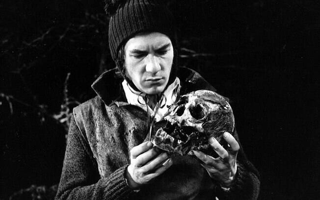 Sir Ian McKellen já deu vida a diversos personagens de Shakespeare, inclusive Hamlet em 1971