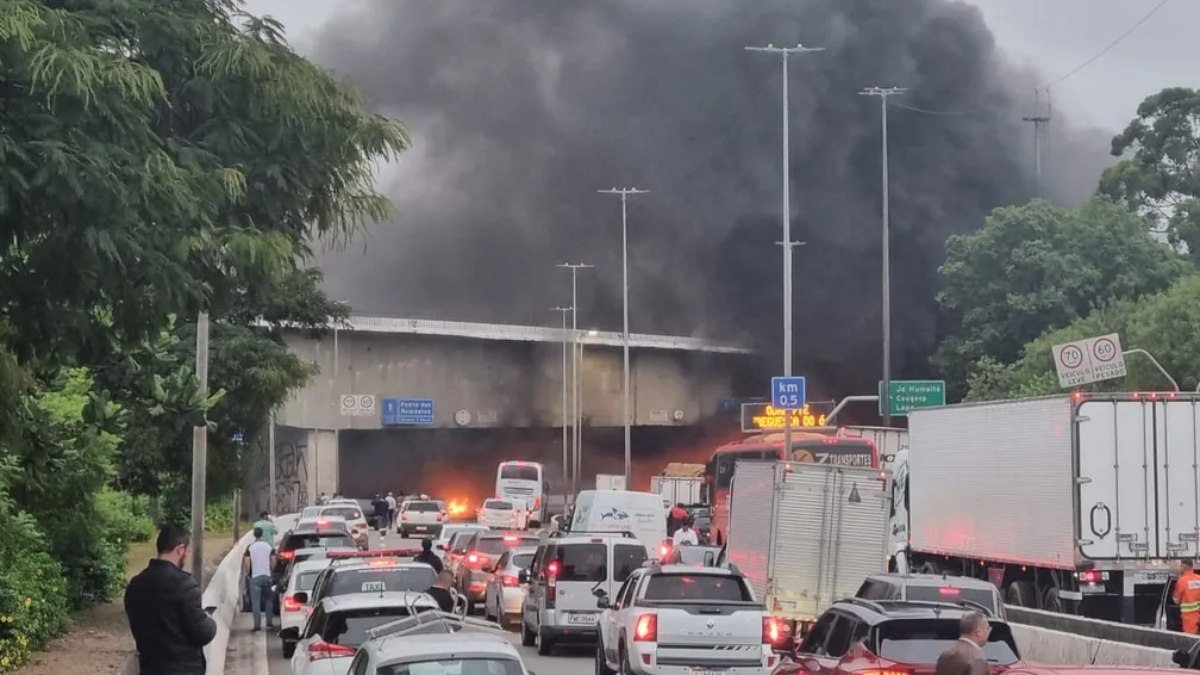 Protesto interdita Marginal na região da Ponte dos Remédios, em São Paulo