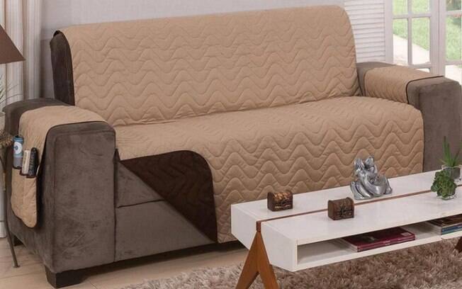 A capa para sofá integra a lista de decoração barata e, além disso, ajuda a conservar o móvel por ainda mais tempo