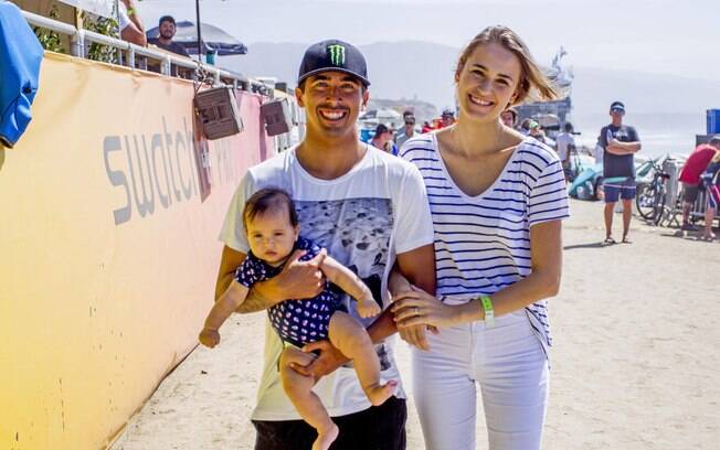 Atleta do surfe Miguel Pupo e família: esposa Bruna Tiedt e filha Luna