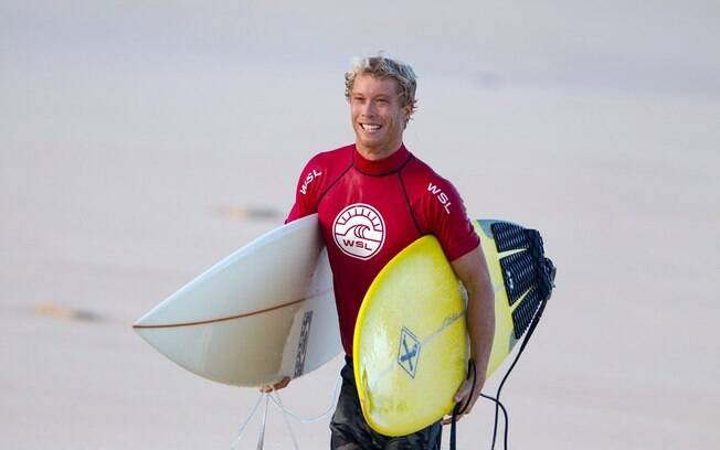 O surfista havaiano Tanner Hendrickson trocou socos com o brasileiro Michael Rodrigues e acabou suspenso pela Liga Mundial de Surfe