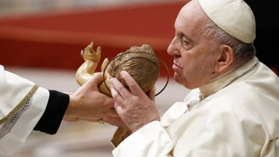 Papa Francisco beija estátua do menino Jesus em missa de Natal