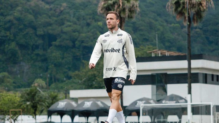 Arthur volta a treinar no campo e aproxima de retorno pelo Santos
