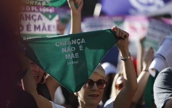 Cariocas e paulistas vão às ruas contra PL que equipara aborto a homicídio