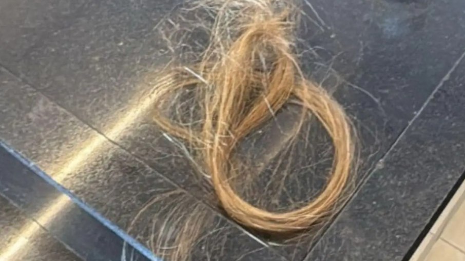 Tufos de cabelo foram arrancados durante a discussão Tufos de cabelo foram arrancados durante a discussão
