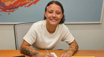 Sereia%20da%20Vila%2C%20Evelin%20assina%20contrato%20com%20gigante%20mundial