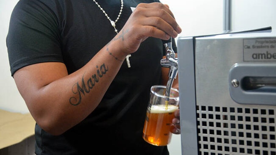 A cerveja artesanal é produzida em menor escala, com foco na qualidade e variedade de sabores, em vez de quantidade. A cerveja artesanal é produzida em menor escala, com foco na qualidade e variedade de sabores, em vez de quantidade.