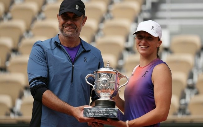 Iga Swiatek e o treinador Tomasz Wiktorowski após o título da tenista polonesa em Roland Garros este ano