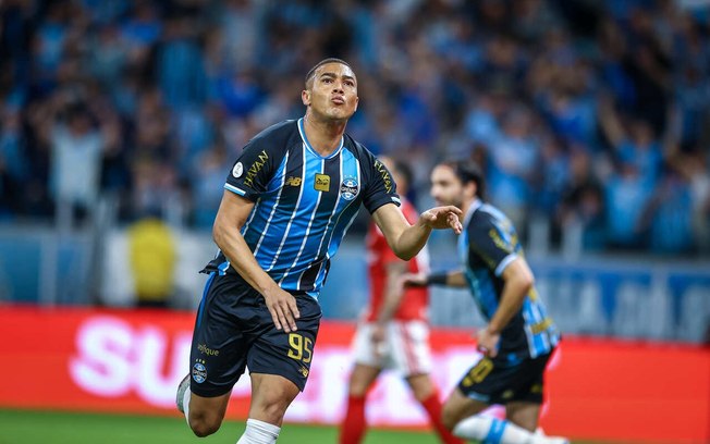 Luis Castro durante o Gre-Nal desta quinta-feira na Arena Luis Castro durante o Gre-Nal desta quinta-feira na Arena
