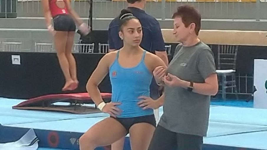 Julia Soares conversa com sua técnica durante treino no Ginásio Ronaldão, em João Pessoa