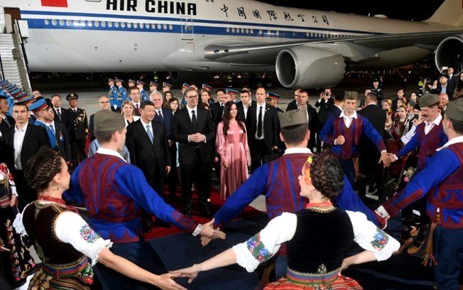 O presidente chinês, Xi Jinping, é recebido pelo homólogo sérvio, Aleksandar Vucic, em Belgrado