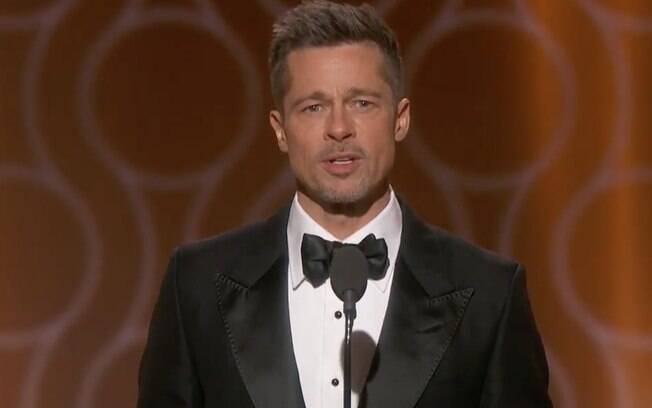 Afastado da mídia por causa de escândalo da separação, Brad Pitt deu as caras no Globo de Ouro de surpresa