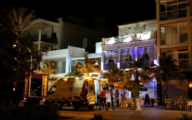 Equipes de emergência trabalham no local de um acidente no qual o teto de um restaurante desabou, na cidade de Palma de Mallorca, capital da turística região espanhola de Islas Baleares, em 23 de maio de 2024