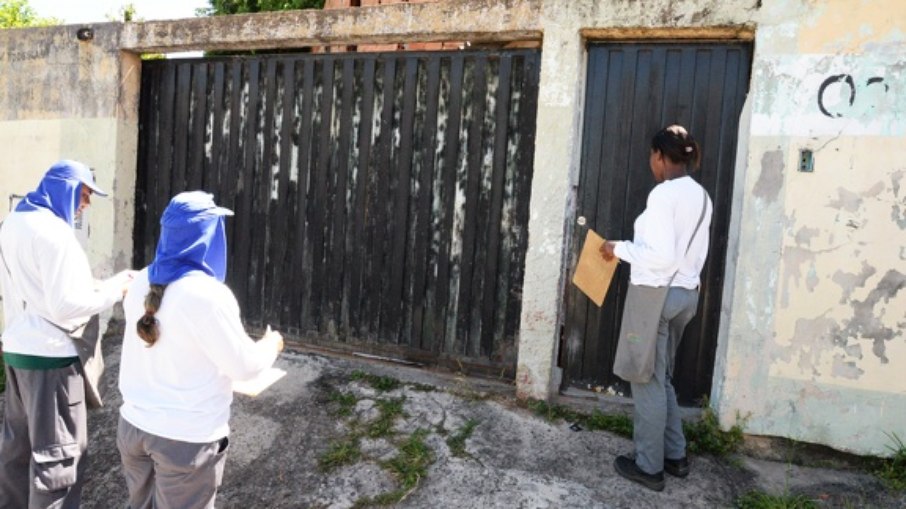 Funcionários durante mutirão contra a dengue no Santo Antônio.
