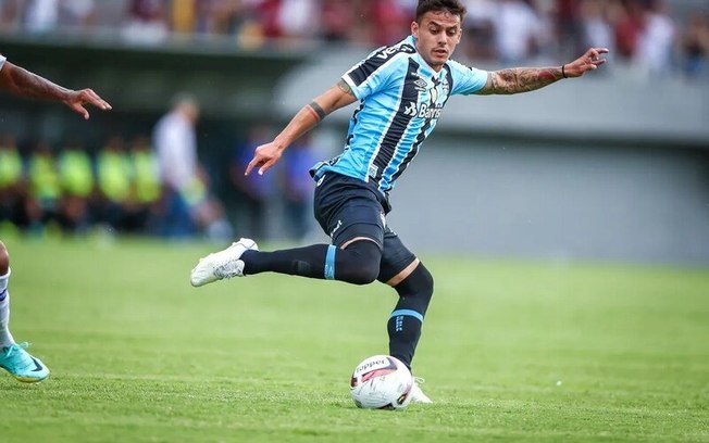 Carballo em atuação pelo Grêmio em sua primeira temporada pela equipe, em 2023