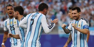 Messi se rende a Ronaldo após recorde: "Dos maiores que vi jogar"