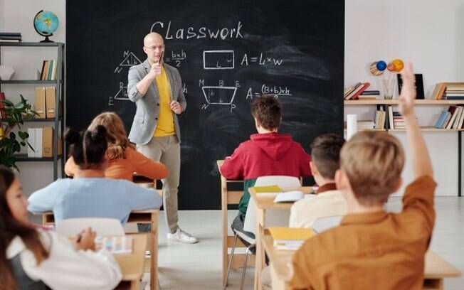 Formação de professores é desafio para implementação do ensino de inglês no país